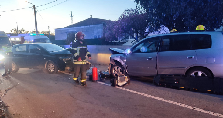 Colisão entre duas viaturas na freguesia de Parada