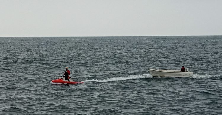 Homem com 74 anos estava sozinho no mar quando o barco avariou