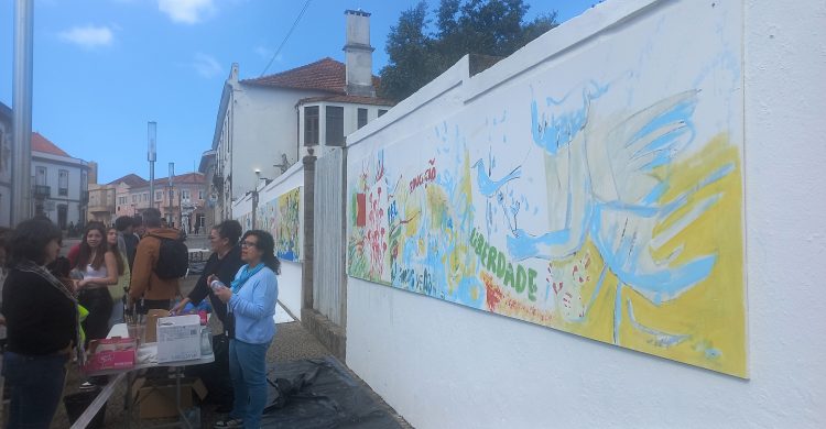 Vila do Conde: estudantes já pintam o 25 de abril (fotos)