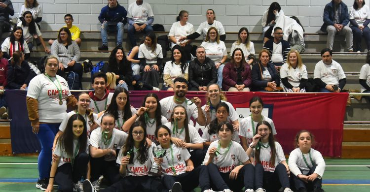 Jovens de Vila do Conde recebem taça e medalhas por conquista distrital