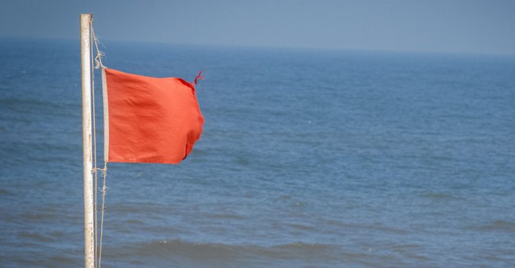 Vila do Conde: reações alérgicas interditam banhos em duas praias