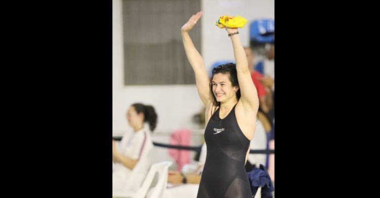 Catarina Monteiro recebe ovação em pé do público e homenagem
