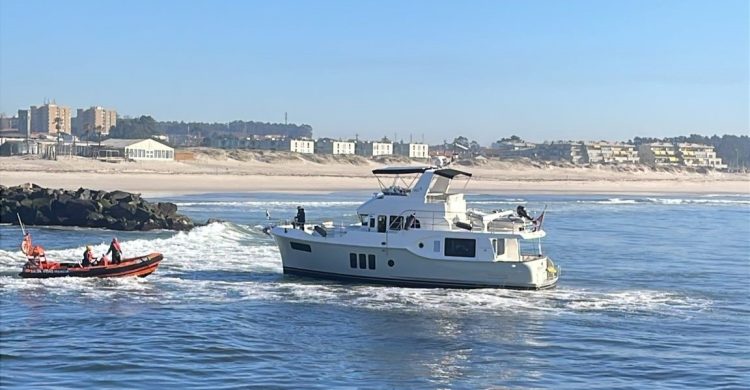 Vila do Conde: embarcação ia desgovernada em direção ao molhe, mas foi salva
