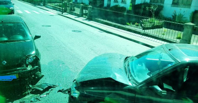 Embate entre carros em Vila do Conde