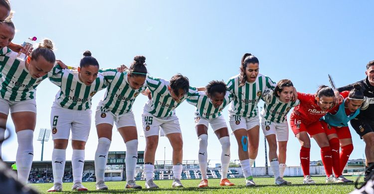 Mulheres do Rio Ave perto da subida. Sábado é o tudo ou nada