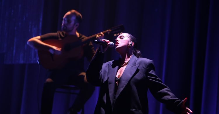 S. João em Vila do Conde: cravos e manjericos na feira. E à noite…música