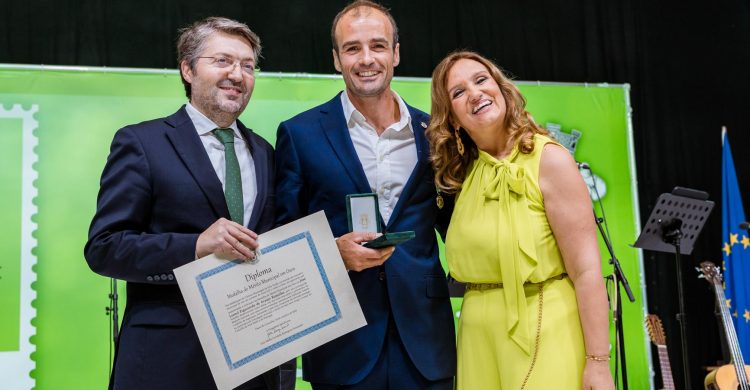 É de Vila do Conde e recebeu a Medalha de Ouro de Vila Verde